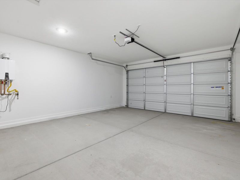 Spacious, unfurnished interior of a new home in Mountain View Estates Reserve Series, Buckeye (Image 16).