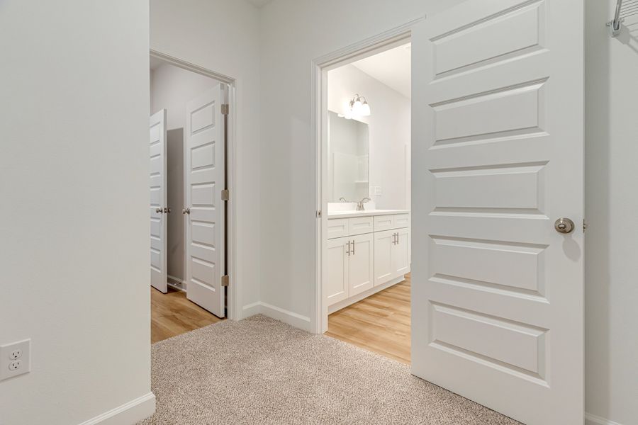 Representative unfurnished interior of a home built from the Elizabeth by CJL Homes in McCarthy Estates, Defuniak Springs (Image 38).
