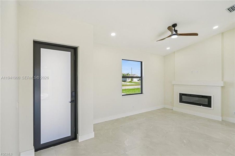Spacious, unfurnished interior of a new home in , Cape Coral (Image 16).
