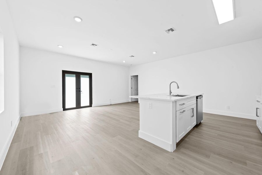 Spacious, unfurnished interior of a new home in , Fort Lauderdale (Image 17).