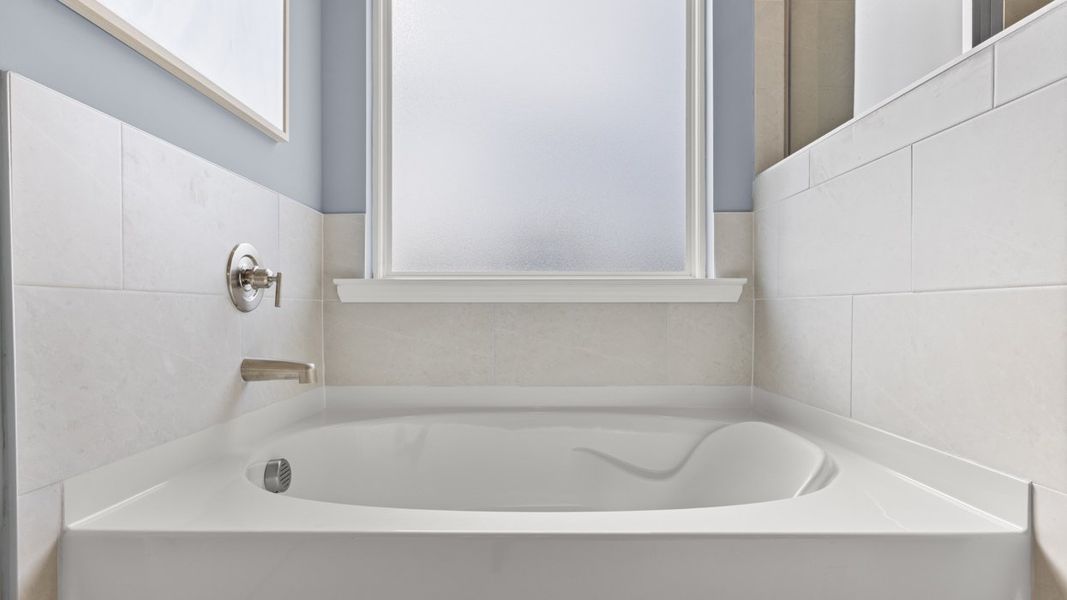 Representative interior finishes for a home built from the Savannah by D.R. Horton in Evergreen Crossing, Locust Grove (Image 21).