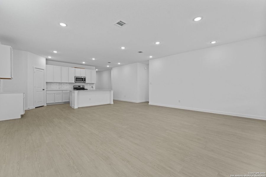 Spacious, unfurnished interior of a new home in Hidden Trails: Coastline Collection, Bulverde (Image 27).