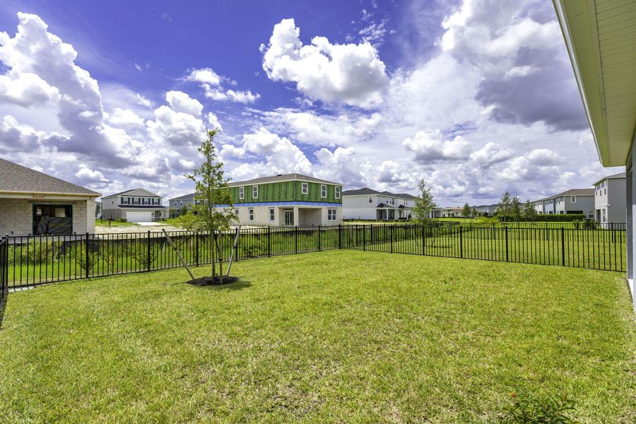 Exterior details and patio area of a home in , Port St. Lucie (Image 1).