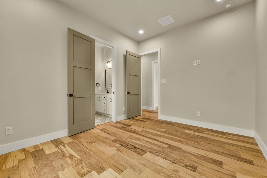 Spacious, unfurnished interior of a new home in , Angleton (Image 15).
