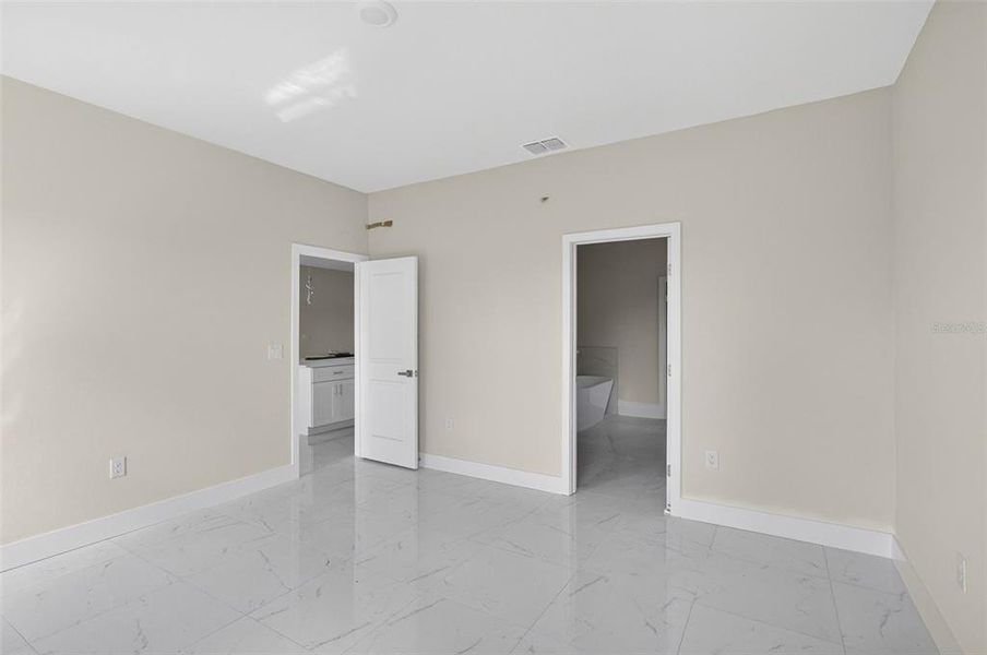 Spacious, unfurnished interior of a new home in , Port Charlotte (Image 18).