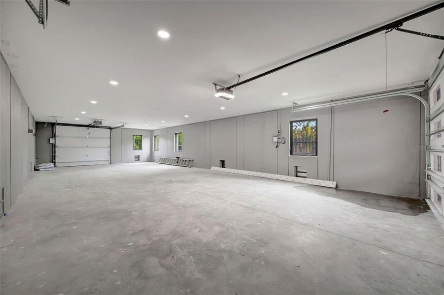 Spacious, unfurnished interior of a new home in , St. Petersburg (Image 60).