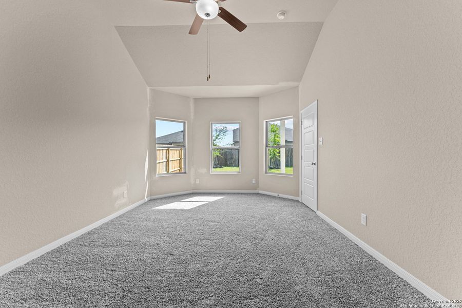 Spacious, unfurnished interior of a new home in Blue Ridge Ranch, San Antonio (Image 20).