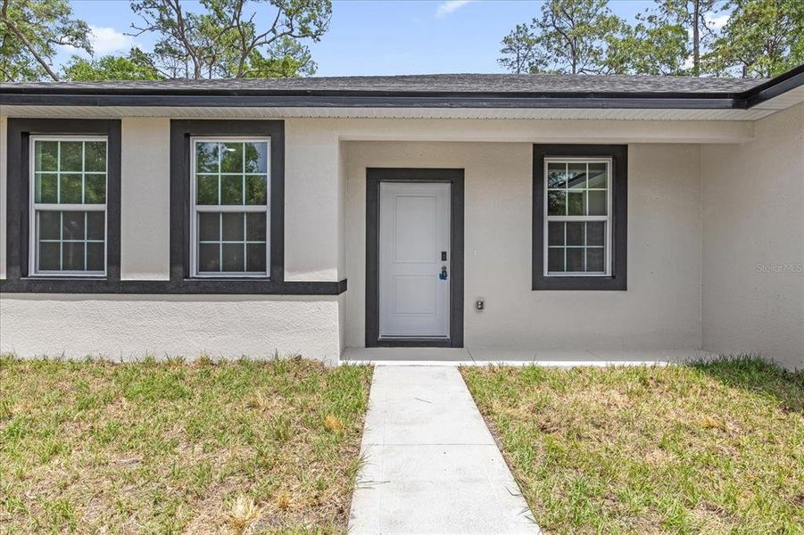 Exterior details and patio area of a home in , Citrus Springs (Image 4).