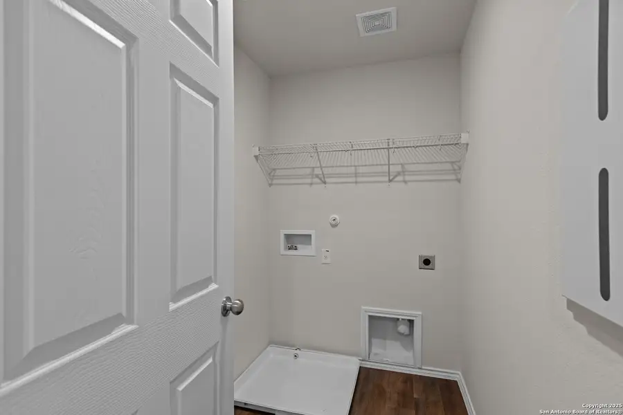 Spacious, unfurnished interior of a new home in Horizon Ridge, San Antonio (Image 25).