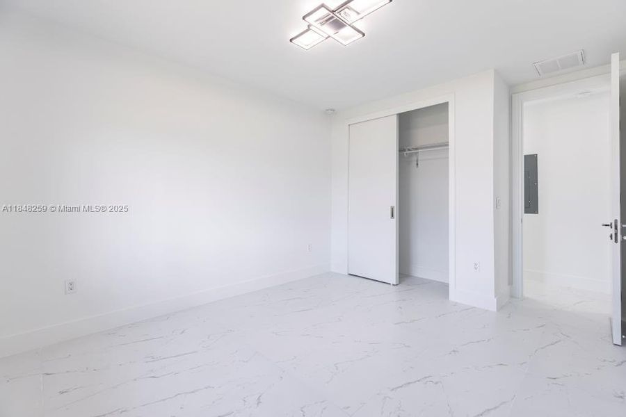 Spacious, unfurnished interior of a new home in , Cape Coral (Image 21).