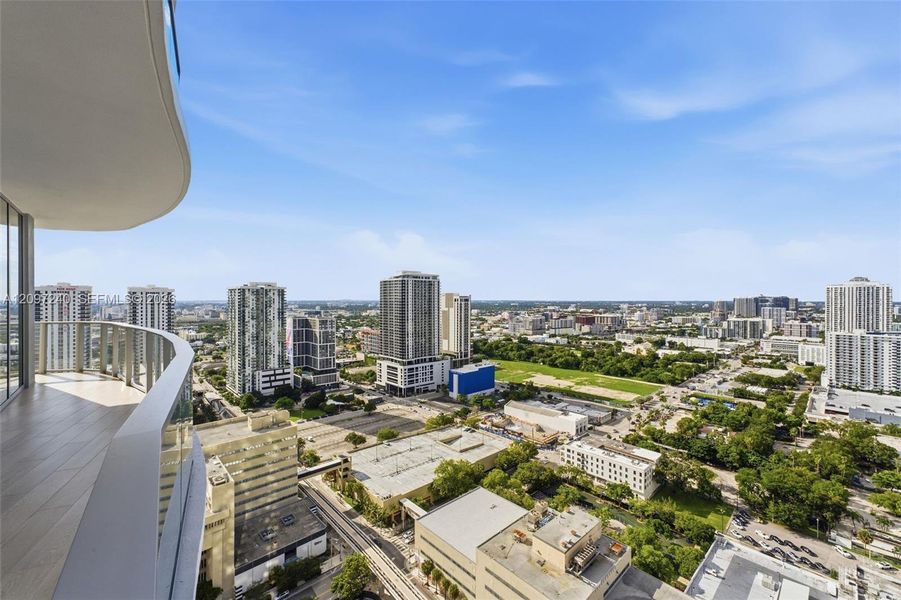 Condo located in Miami, FL showcasing its design and architecture (Image 27).