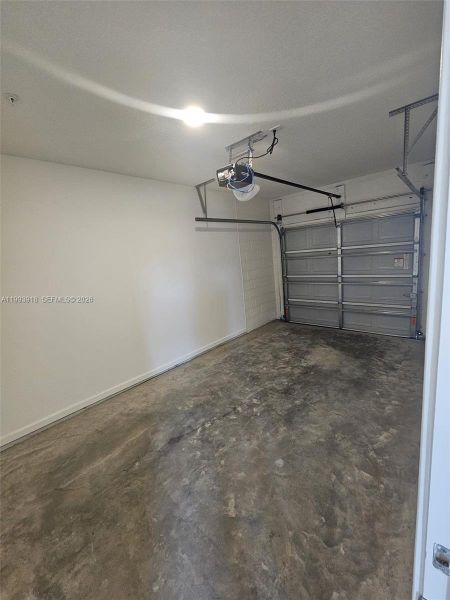 Spacious, unfurnished interior of a new home in , Orlando (Image 11).