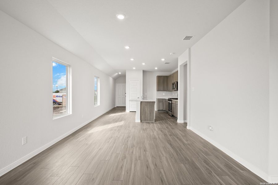 Spacious, unfurnished interior of a new home in Dauer Ranch, New Braunfels (Image 12). Spacious, unfurnished interior of a new home in Dauer Ranch, New Braunfels (Image 12).