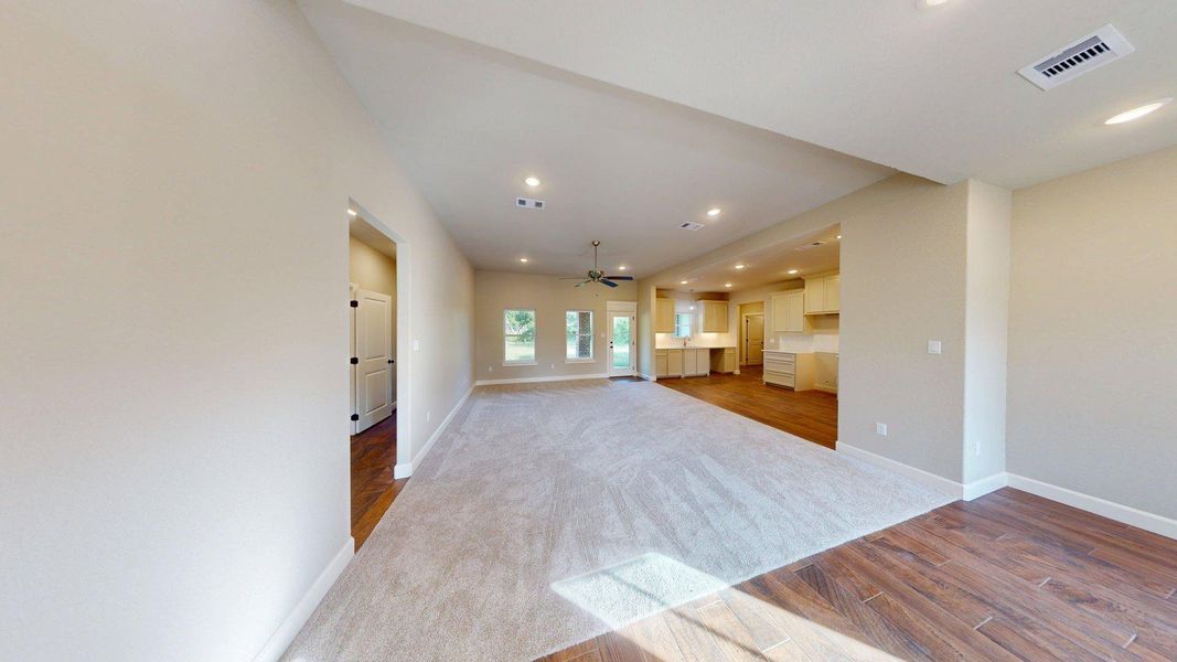 Spacious, unfurnished interior of a new home in , Lake Jackson (Image 17).