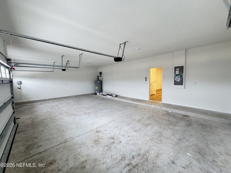 Spacious, unfurnished interior of a new home in Hyland Trail, Green Cove Springs (Image 28).