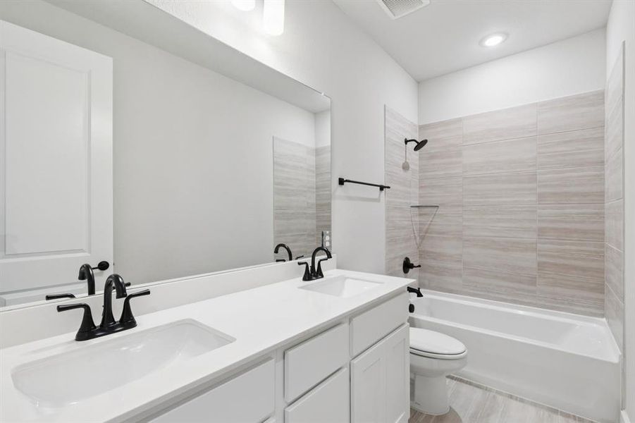 Furnished interior view inside a new home in Dove Hollow, Waxahachie (Image 13).