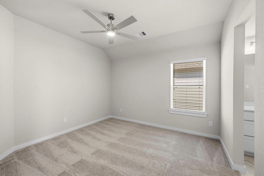 Spacious, unfurnished interior of a new home in Barton Creek Ranch, Conroe (Image 33).