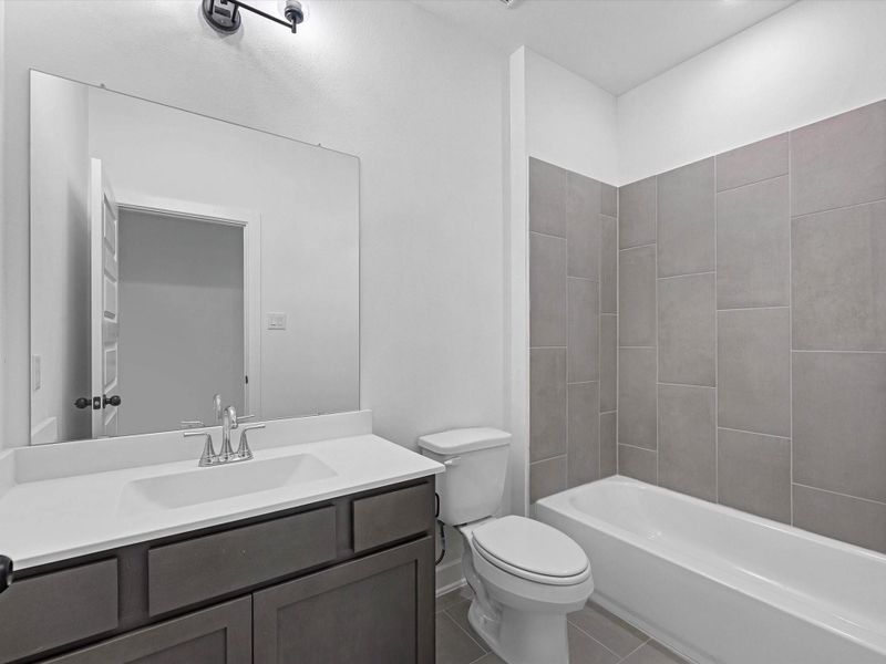 Furnished interior view inside a new home in Sienna, Missouri City (Image 9).