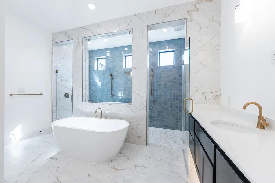 Lynmar II E Primary bath