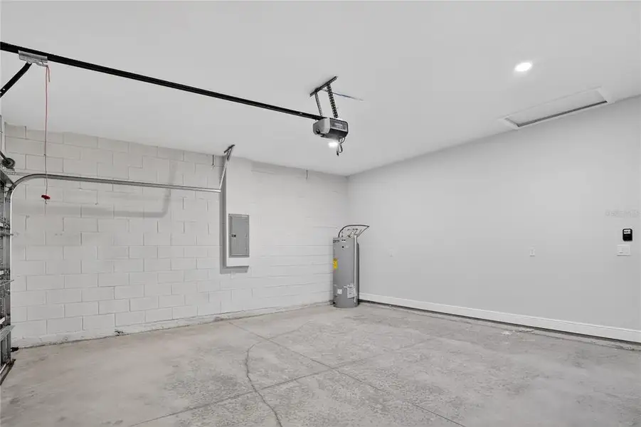 Spacious, unfurnished interior of a new home in , Citrus Springs (Image 21).