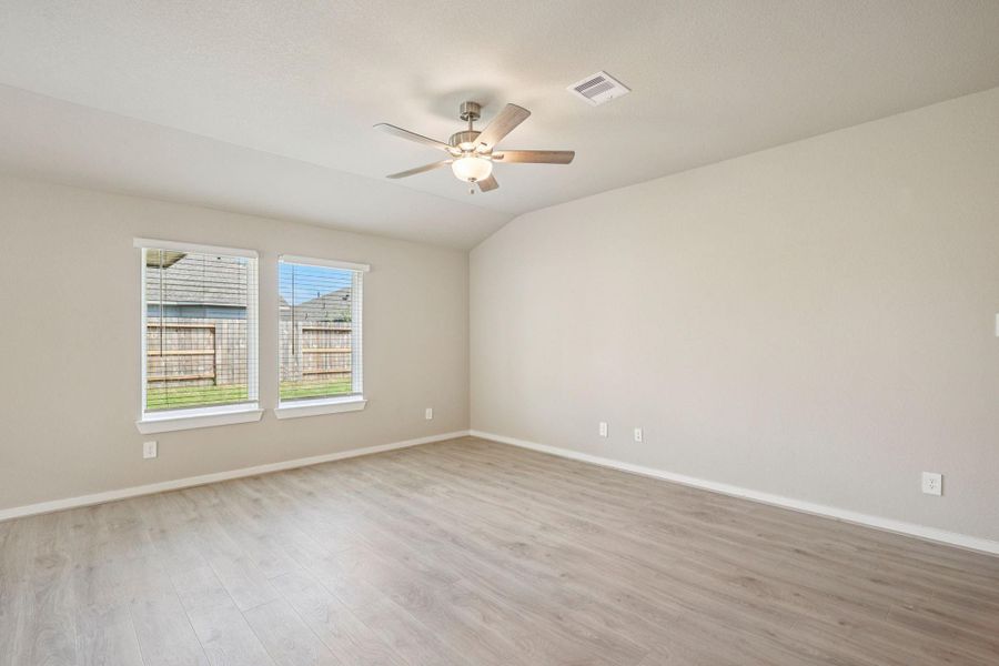 Spacious, unfurnished interior of a new home in Southwinds, Baytown (Image 28).