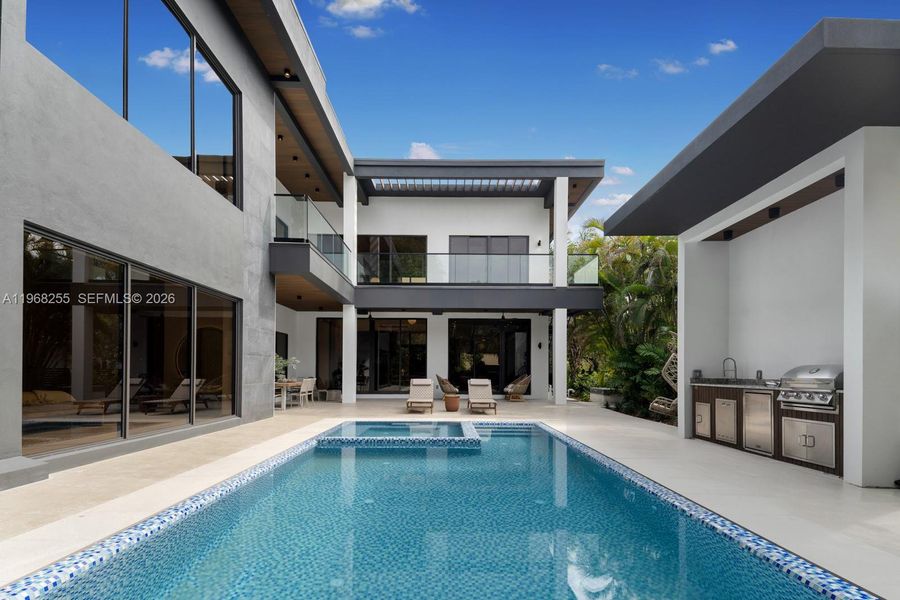 Exterior details and patio area of a home in , Miami (Image 28).