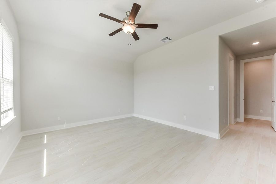 Spacious, unfurnished interior of a new home in , Texas City (Image 23).