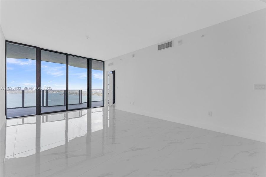 Spacious, unfurnished interior of a new home in Aria Reserve, Miami (Image 21).