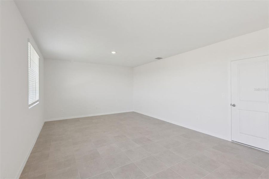 Spacious, unfurnished interior of a new home in Hilltop Vistas, Dade City (Image 25).