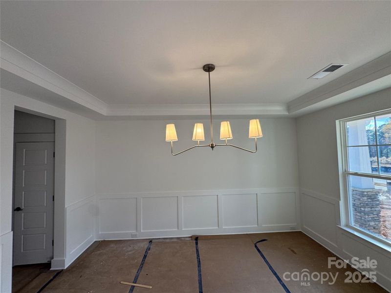 Dining room with tray ceiling