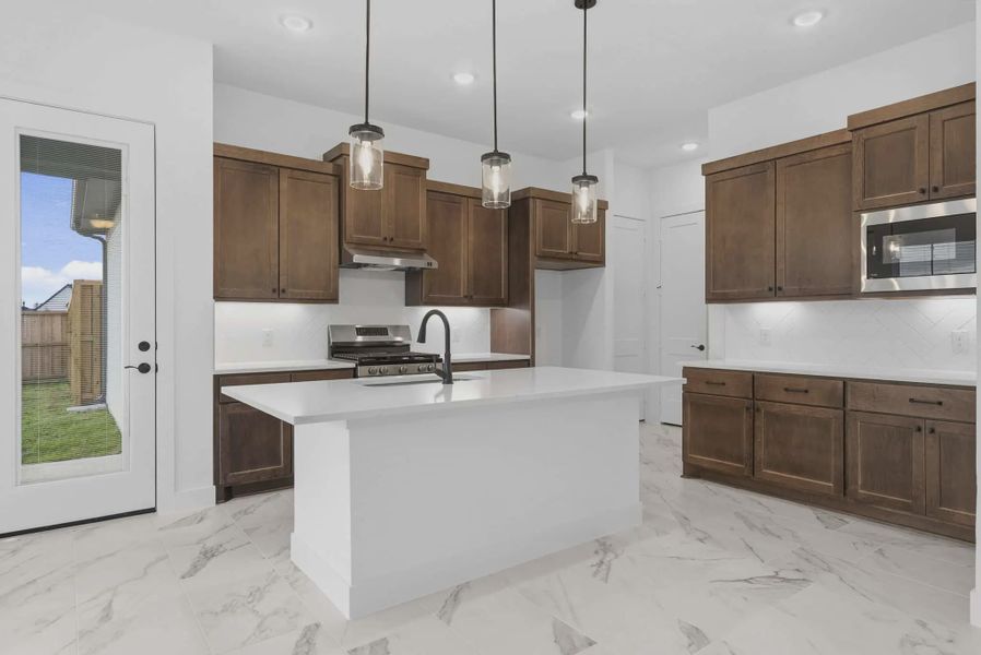 Image 9 representing the Oakmont by Chesmar Homes in Riceland Alley Loads, Mont Belvieu, TX.