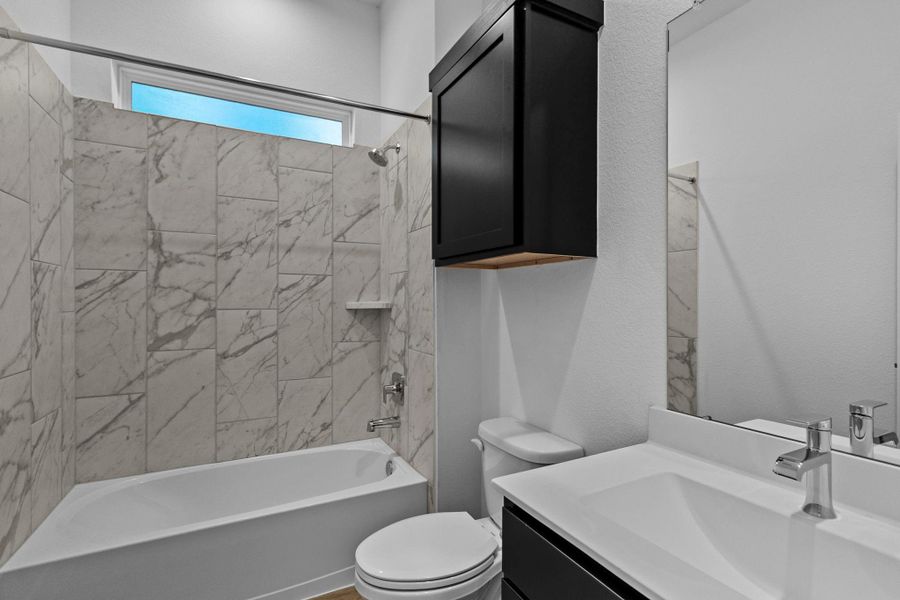Furnished interior view inside a new home in Silverthorne, Conroe (Image 5).