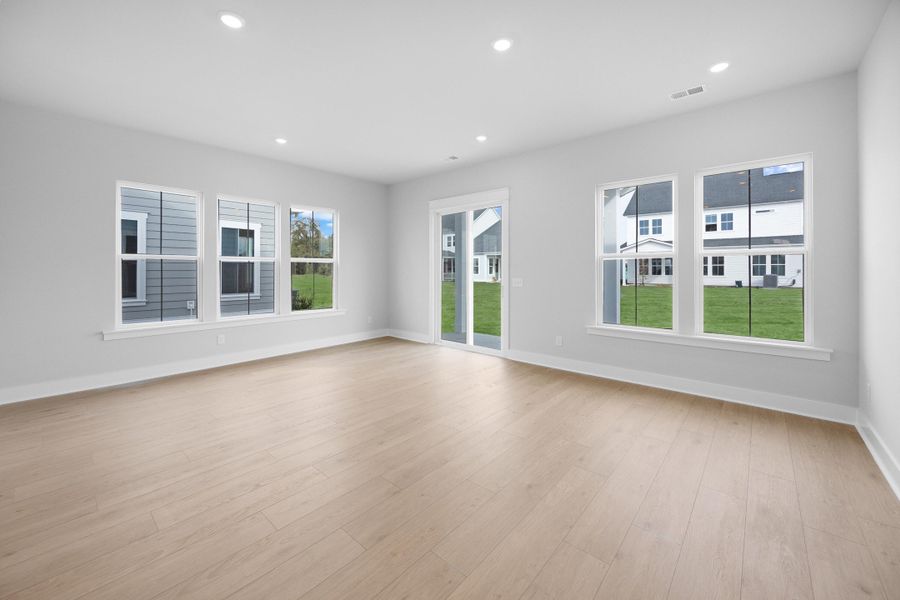 Spacious, unfurnished interior of a new home in Carnes Crossroads, Summerville (Image 10).