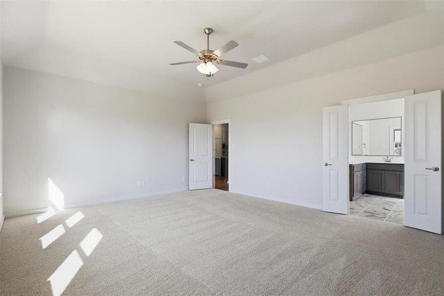 Spacious, unfurnished interior of a new home in Pyramid Acres, Benbrook (Image 34). Spacious, unfurnished interior of a new home in Pyramid Acres, Benbrook (Image 34).