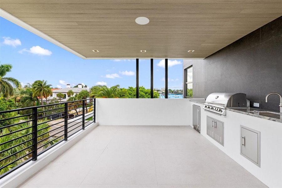 3rd floor outdoor kitchen / skylounge