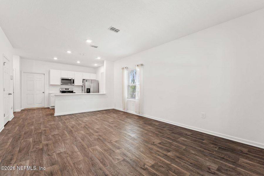 Spacious, unfurnished interior of a new home in , Middleburg (Image 14).