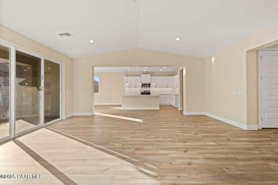 Spacious, unfurnished interior of a new home in Morningstar, Prescott Valley (Image 9).