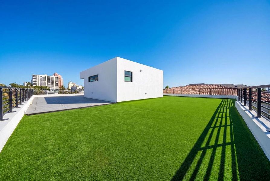 Exterior details and patio area of a home in , Fort Lauderdale (Image 30).