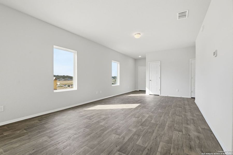 Spacious, unfurnished interior of a new home in Hunters Ranch, San Antonio (Image 37).