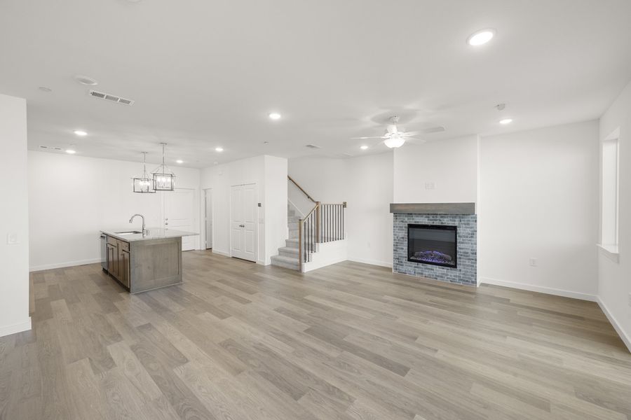 Spacious, unfurnished interior of a new home in Wildridge, Oak Point (Image 16).