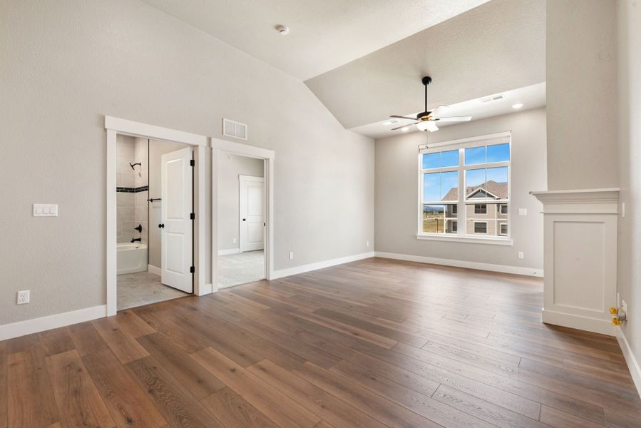 Spacious, unfurnished interior of a new home in The Lakes at Centerra, Loveland (Image 8).
