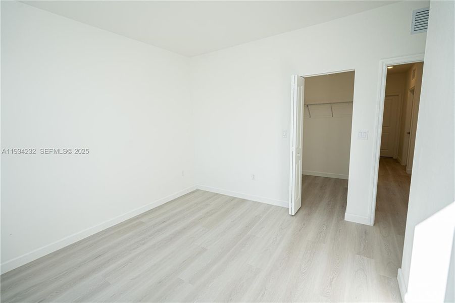 Spacious, unfurnished interior of a new home in Acacia Groves, Miami (Image 55).