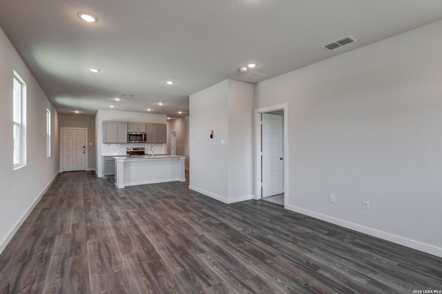 Spacious, unfurnished interior of a new home in Park Place, New Braunfels (Image 15).