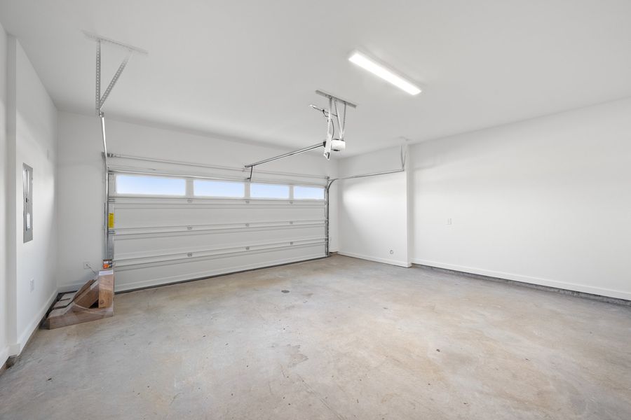 Spacious, unfurnished interior of a new home in Wildridge, Oak Point (Image 26).