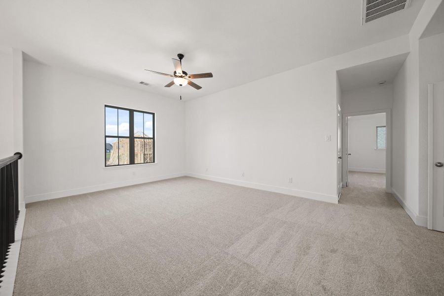 Spacious, unfurnished interior of a new home in Valencia 70', Manvel (Image 12).