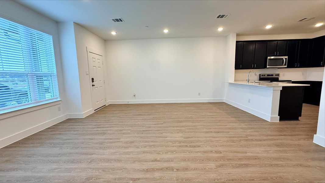 Spacious, unfurnished interior of a new home in Seven Oaks Townhomes, Tomball (Image 7).