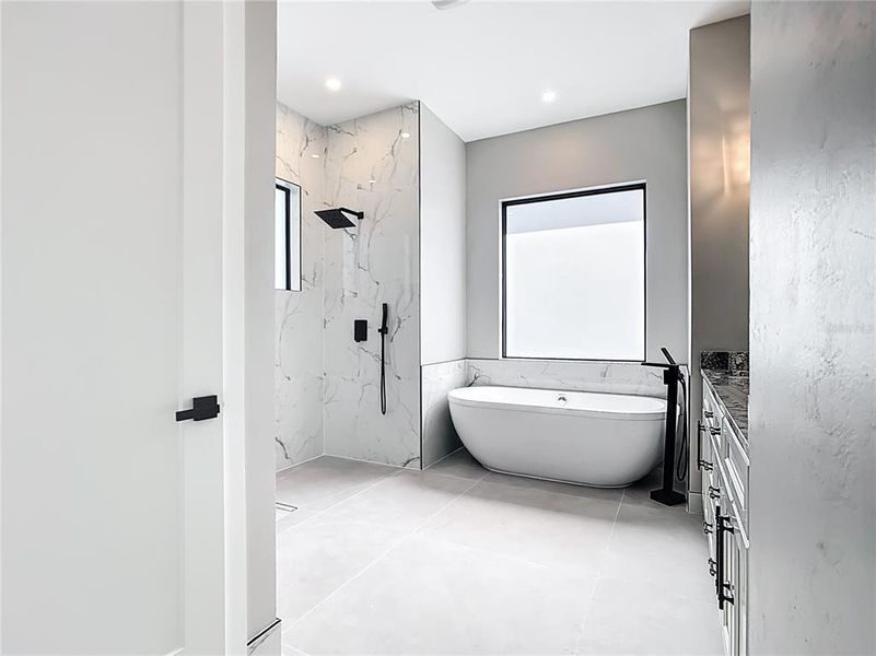 Spacious, unfurnished interior of a new home in , Englewood (Image 29).