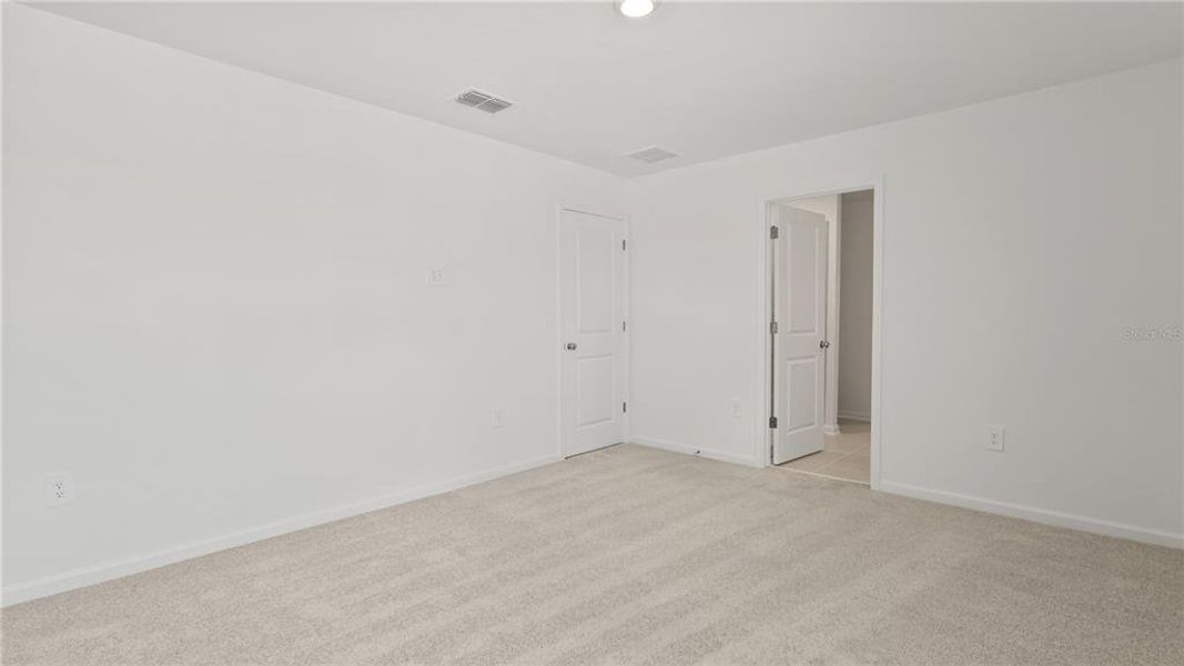 Spacious, unfurnished interior of a new home in , Eustis (Image 5).