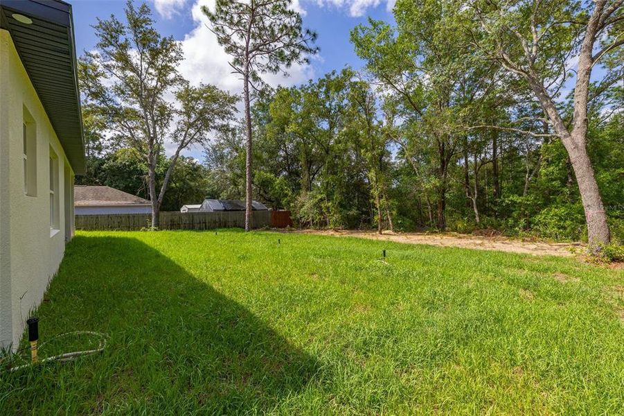Exterior details and patio area of a home in , Dunnellon (Image 26).
