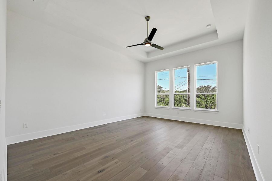 Spacious, unfurnished interior of a new home in Rough Hollow, Austin (Image 16).